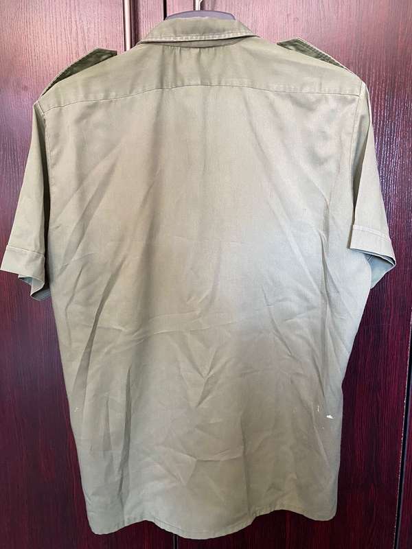 RHODESIAN OLIVE GREEN SHORT SLEEVE SHIRT-LABELLED(STATESMAN) SIZE LARGE-MEASURES 58 CM ARMPIT TO ARM