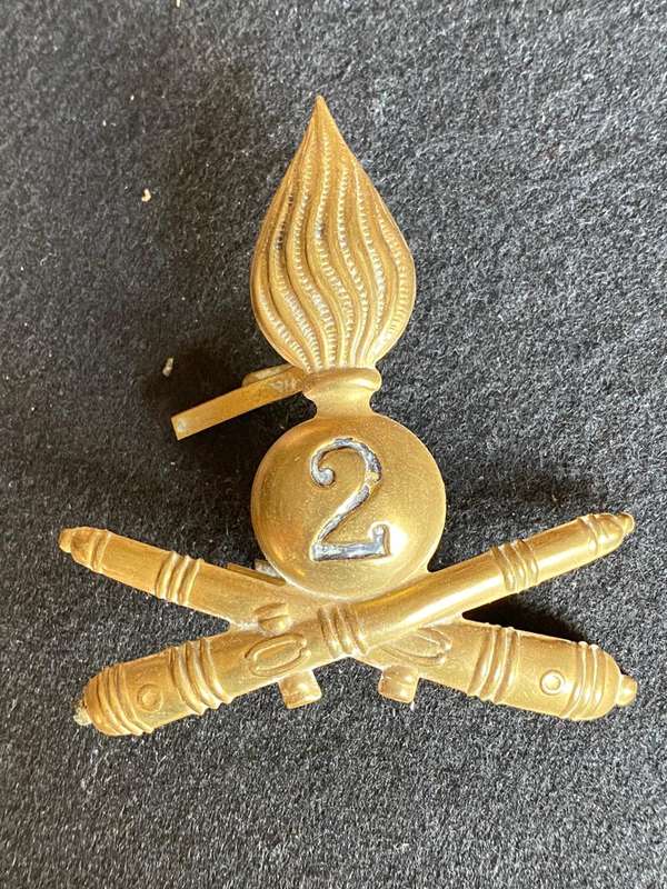 ITALIAN WW2 ARMY ARTILLERY CAP BADGE-LUGS COMPLETE