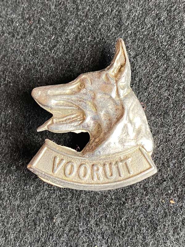 DOG CENTRE BERET BADGE-WORN 1986-1993- 2X SCREW LUGS