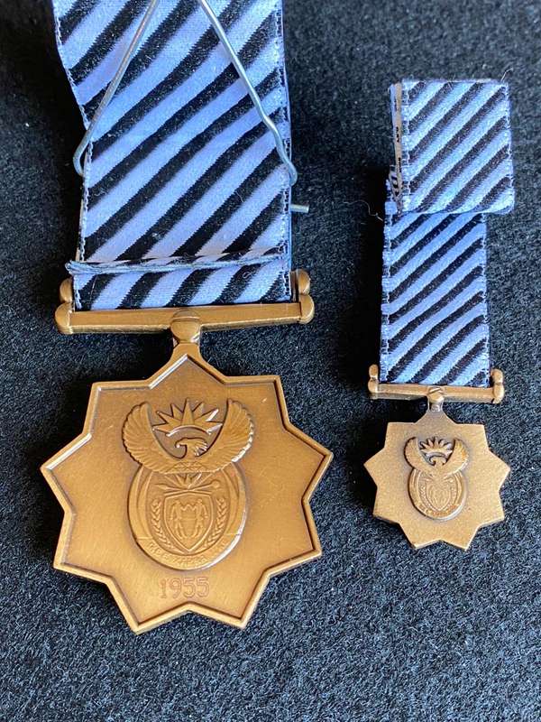 NUMBERED BRONZE MANDELA MEDAL-SOLD WITH THE MINIATURE
