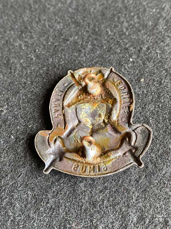 EQUESTRIAN CENTRE BERET BADGE-WORN 1986-2000'S- 2 LUGS