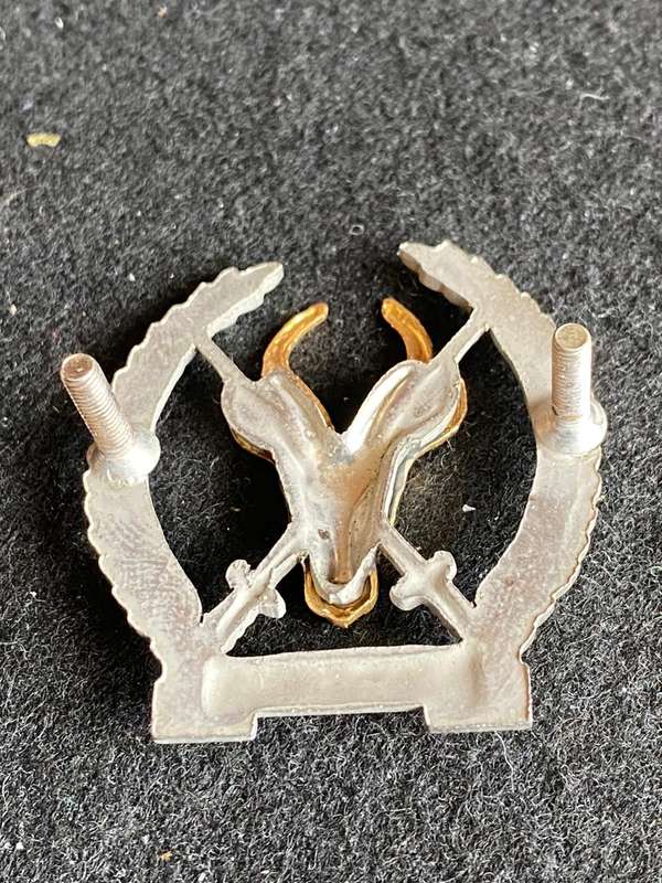 ARMY HQ UNIT CAP BADGE-WORN 1990'S-2002- 2X SCREW LUGS