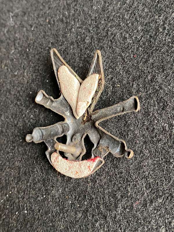 4TH ARTILLERY REGT. BERET BADGE-WORN FROM 1984-ONE X SCREW LUG