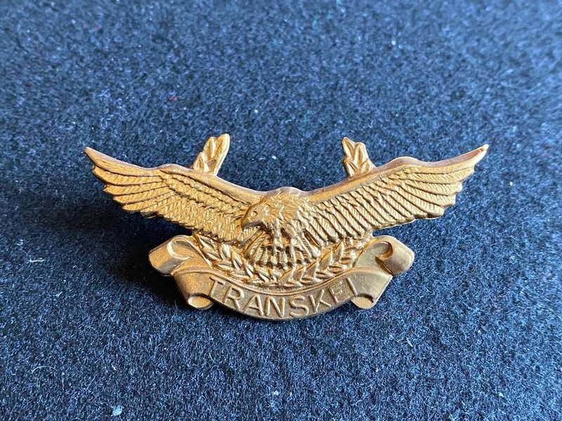 TRANSKEI MILITARY AIR WING CAP BADGE- 2X LUGS