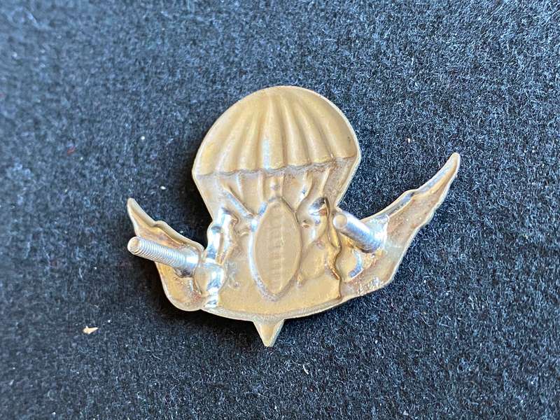 TRANSKEI PARACHUTE CAP BADGE- 2 LUGS