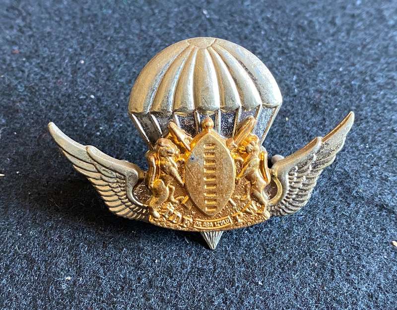 TRANSKEI PARACHUTE CAP BADGE- 2 LUGS
