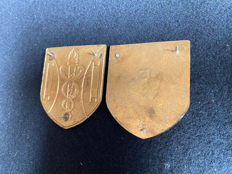 JOHANNESBURG AMBULANCE FLASH PAIR-ONE PIN MISSING