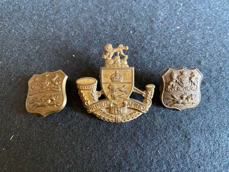 DURBAN LIGHT INFANTRY CAP AND COLLARS-WORN FROM 1964-ONE LUG MISSING ON A COLLAR