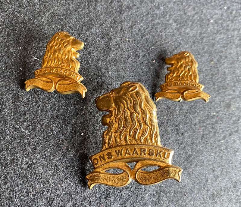 REGT. DE LA REY GILDING METAL CAP AND COLLARS-APPROVED 1962-LUGS + PINS INTACT