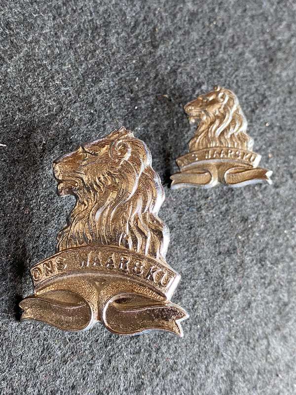 REGT. DE LA REY CAP AND ONE COLLAR IN CHROME-WORN FROM 1976-LUGS + PINS INTACT