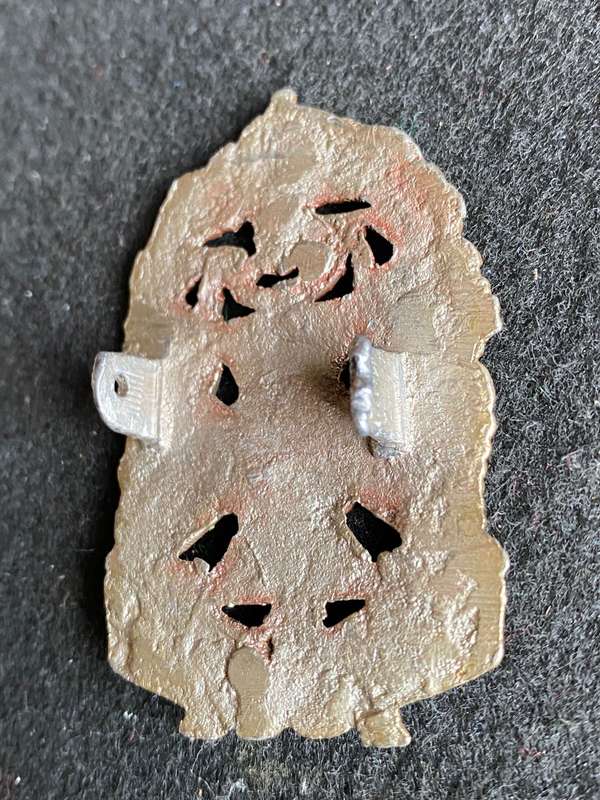 WITWATERSRAND RIFLES TAMO SHANTER BADGE- 2 LUGS-WW2