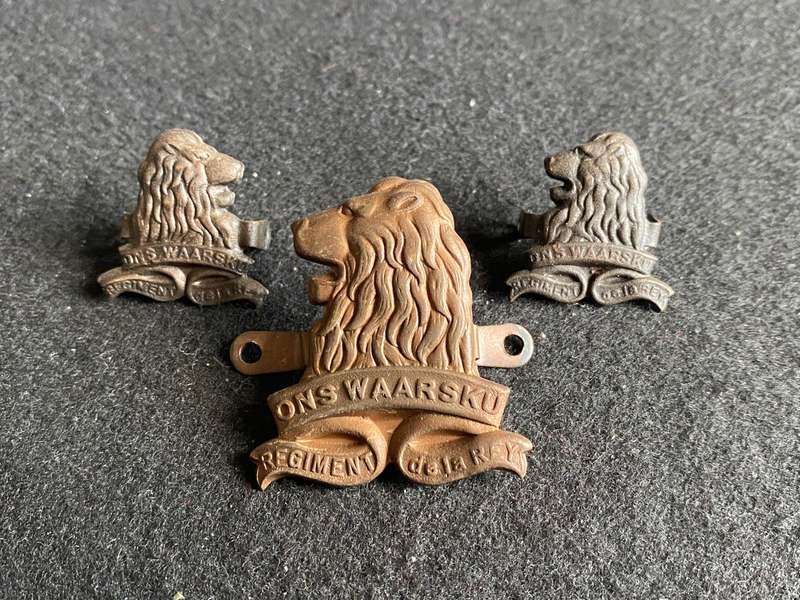 REGT. DE LA REY CAP AND COLLARS- 1939-45-LUGS COMPLETE
