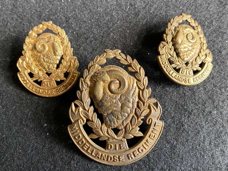 DIE MIDDELANDSE REGT. CAP AND COLLARS-WORN 1934-1954- ONE LUG MISSING