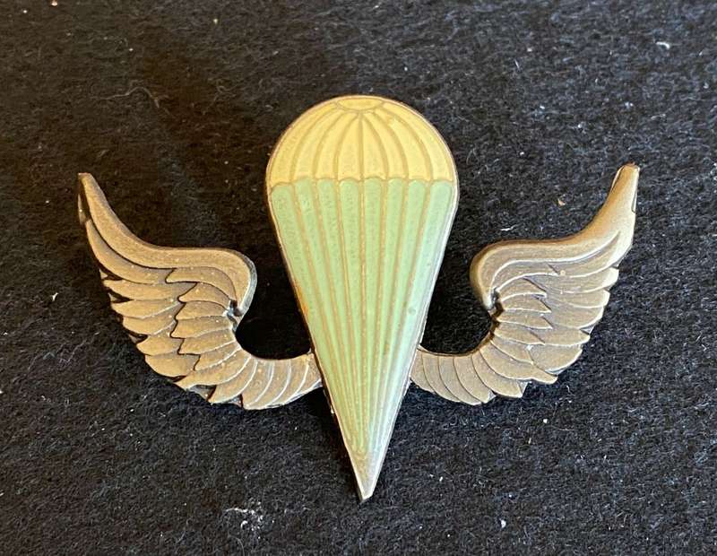 KENYA ARMY BASIC PARACHUTE WINGS- 2 PINS