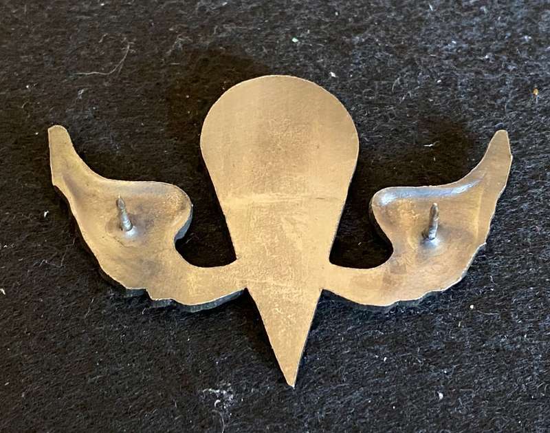 KENYA ARMY BASIC PARACHUTE WINGS- 2 PINS