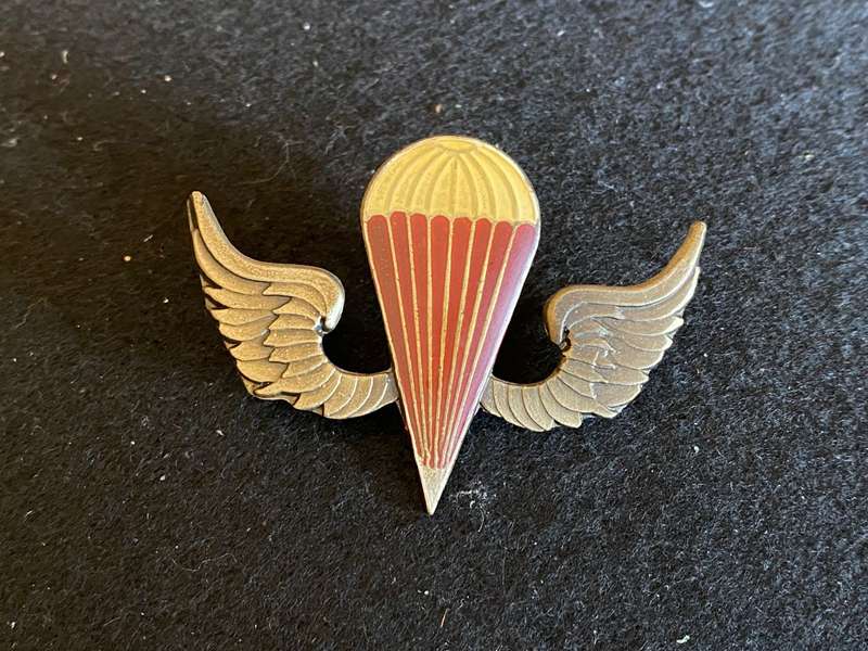 KENYA ARMY FREE FALL PARACHUTE WINGS- 2 PINS