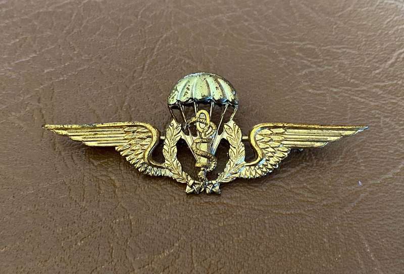 PORTUGUESE SERIES 1 OPS MEDIC PARACHUTE WING- STICK PIN INTACT
