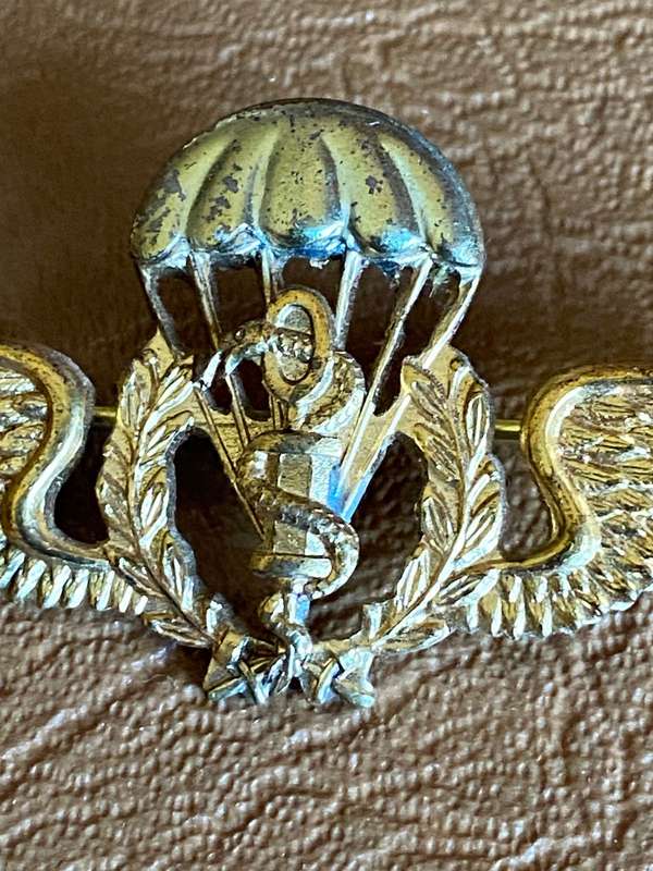 PORTUGUESE SERIES 1 OPS MEDIC PARACHUTE WING- STICK PIN INTACT