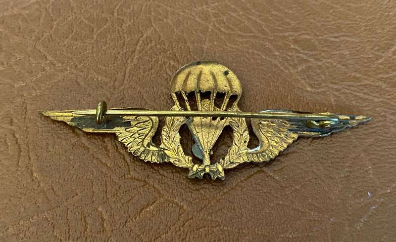 PORTUGUESE SERIES 1 OPS MEDIC PARACHUTE WING- STICK PIN INTACT