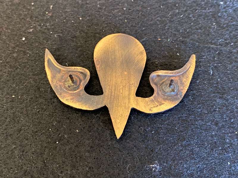 KENYA ARMY BASIC PARCCHUTE WINGS- 2 PINS