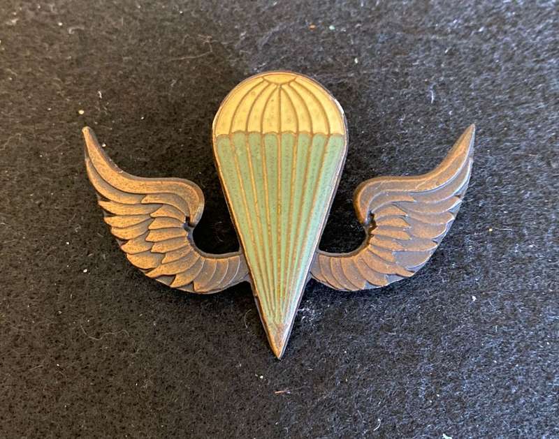 KENYA ARMY BASIC PARCCHUTE WINGS- 2 PINS
