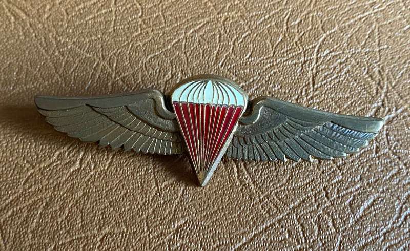 ZAMBIAN ARMY PARACHUTE WINGS-RED CENTRE WITH GILT WINGS-1970'S-80'S- 2 PINS