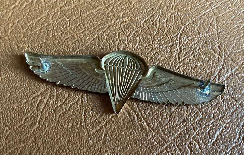 ZAMBIAN ARMY PARACHUTE WINGS-RED CENTRE WITH GILT WINGS-1970'S-80'S- 2 PINS