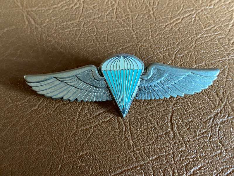 ZAMBIAN ARMY BASIC STATICLINE PARA WINGS-BLUE CENTRE WITH CHROME WINGS-1970'S-80'S- 2 PINS