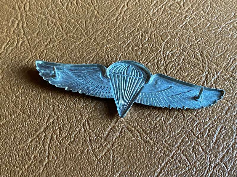 ZAMBIAN ARMY PARACHUTE WINGS-RED CENTRE WITH CHROME WINGS-1970'S-80'S- 2 PINS