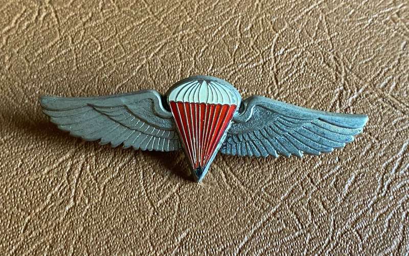 ZAMBIAN ARMY PARACHUTE WINGS-RED CENTRE WITH CHROME WINGS-1970'S-80'S- 2 PINS