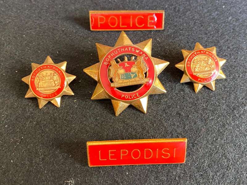 BOPHUTHATSWANA POLICE CAP COLLARS AND NAME TAGS-PINS COMPLETE
