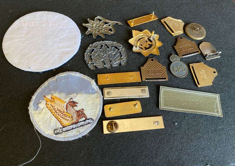 MIXED MILITARY LOT OF 18 ITEMS IN TOTAL-SOLD TOGETHER
