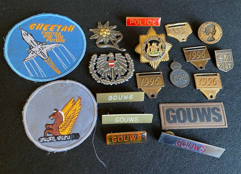 MIXED MILITARY LOT OF 18 ITEMS IN TOTAL-SOLD TOGETHER