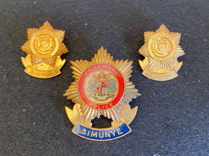 KANGWANE POLICE OFFICERS CAP AND COLLARS- LUGS + PINS COMPLETE