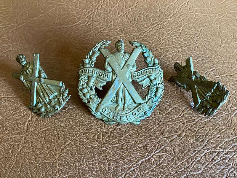 THE QUEENS OWN CAMERON HIGHLANDERS CAP AND COLLARS CIRCA 1912-1961-LUGS COMPLETE