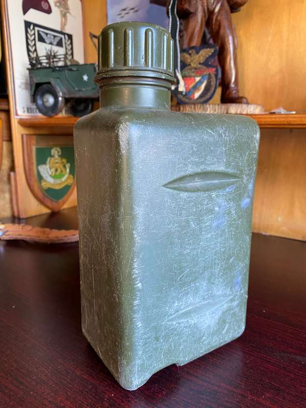SA SPECIAL FORCES 2L WATER BOTTLE-PLEASE NOTE THE STOPPER AT THE BOTTOM IN PICS