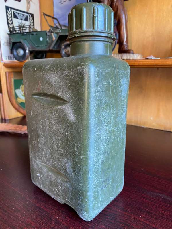 SA SPECIAL FORCES 2L WATER BOTTLE-PLEASE NOTE THE STOPPER AT THE BOTTOM IN PICS