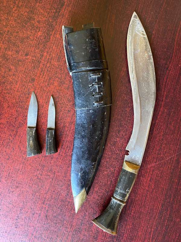 LOVELY ANTIQUE 1980'S KUKRI KNIFE WITH CURVED BLADE AND HORN CARVED FLARED ERGONOMIC POMMEL HANDLE W