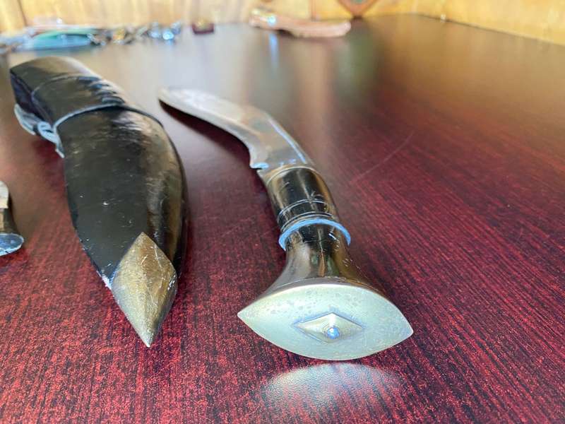 LOVELY ANTIQUE 1980'S KUKRI KNIFE WITH CURVED BLADE AND HORN CARVED FLARED ERGONOMIC POMMEL HANDLE W