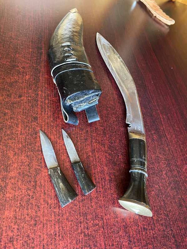LOVELY ANTIQUE 1980'S KUKRI KNIFE WITH CURVED BLADE AND HORN CARVED FLARED ERGONOMIC POMMEL HANDLE W