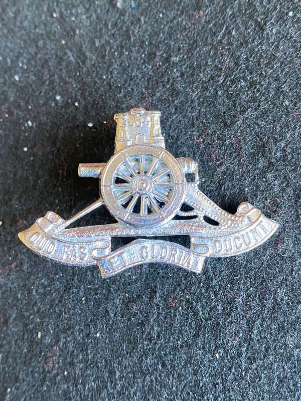 CAPE GARRISON,CHROMED CAP BADGE-APPROVED 1976- 2 LUGS