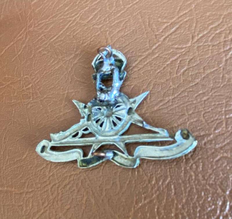 CAP BADGE FOR THE ROYAL MALTA ARTILLERY,A UNIT AT THE BRITISH ARMY THAT EXISTED FROM 1889-1970- 2 LU