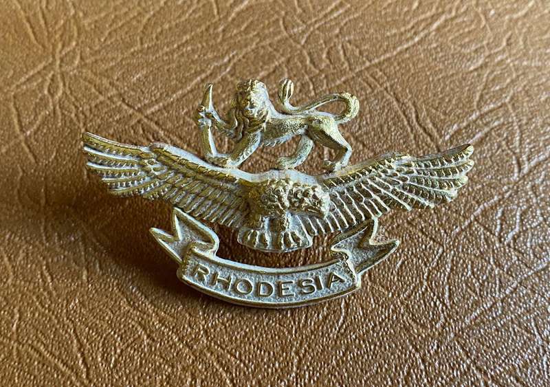 RHODESIA AIR FORCE CAP BADGE-ANODISED 1970-80- 2 LUGS