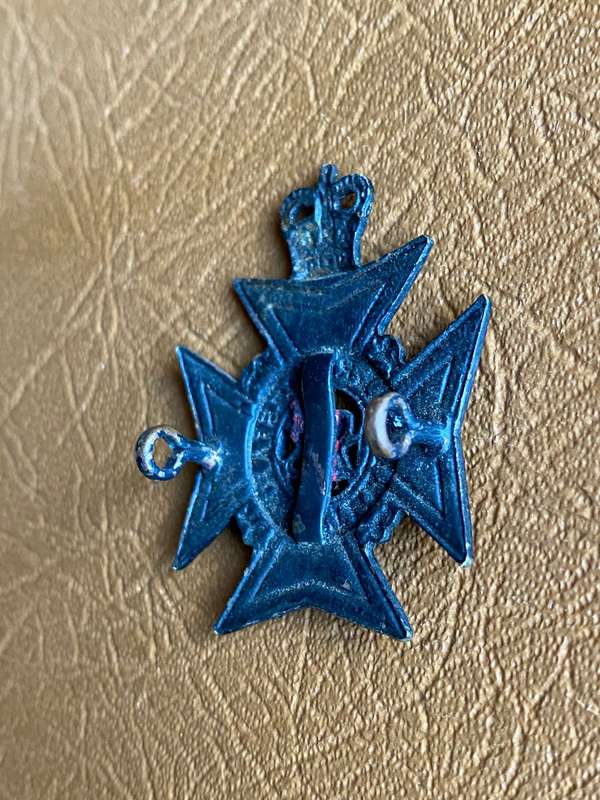 ROYAL RHODESIA REGIMENT QC CAP BADGE-WORN 1957-1972- LUGS COMPLETE