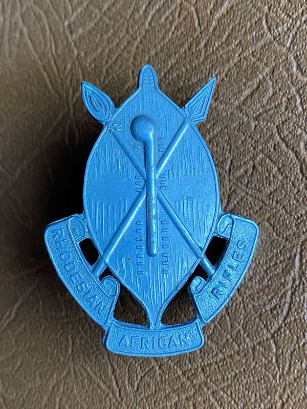 RHODESIAN AFRICAN RIFLES W/M HAT BADGE- 2 LUGS