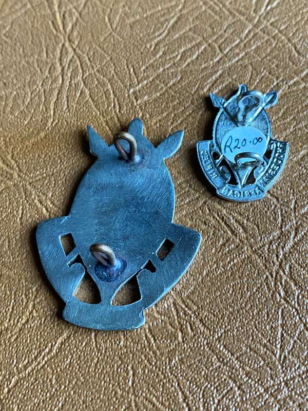 RHODESIAN AFRICAN RIFLES W/M HAT AND FEZ BADGE-WORN 1940-1980-SOLD WITH ONE COLLAR-LUGS COMPLETE