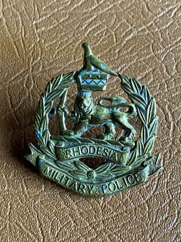RHODESIA CORPS OF MILITARY POLICE BRASS CAP BADGE-1967-1980- 2 LUGS