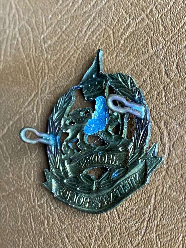RHODESIA CORPS OF MILITARY POLICE BRASS CAP BADGE-1967-1980- 2 LUGS