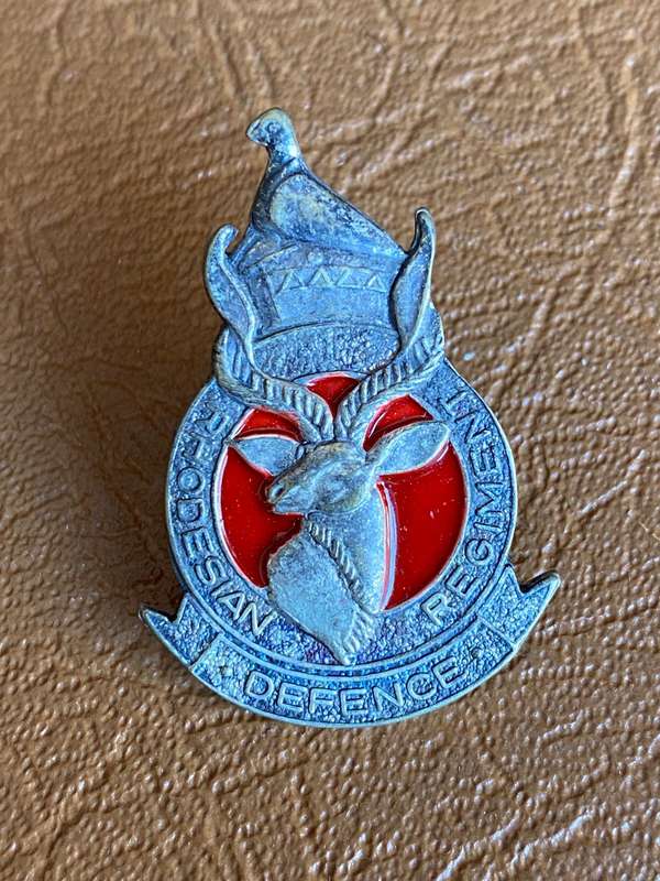 RHODESIA DEFENCE FORCE CAP BADGE- 2 LUGS