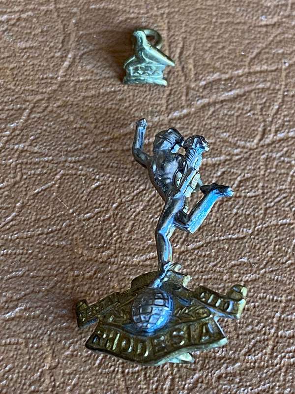 RHODESIA CORPS OF SIGNALS BI/METAL CAP BADGE-WORN 1971-1980-LUGS COMPLETE